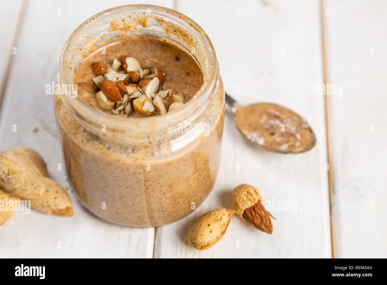 Pot en verre de beurre d'amande Banque D'Images