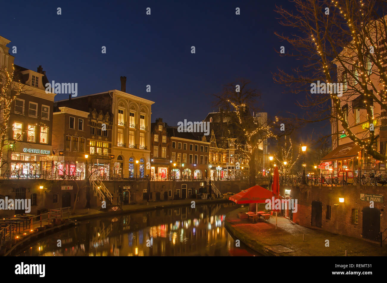 Utrecht, Pays-Bas, le 21 janvier 2019 : une courbe dans le vieux canal avec son quai supérieur et inférieur au cours de l'heure bleue sur une nuit d'hiver Banque D'Images