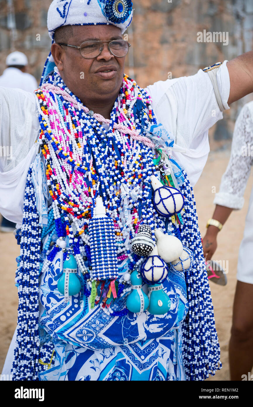 SALVADOR, BRÉSIL - février 02, 2016 : un prêtre candomblé brésilien effectue une bénédiction au Festival de Yemanja en robes blanches et bleues traditionnelles Banque D'Images