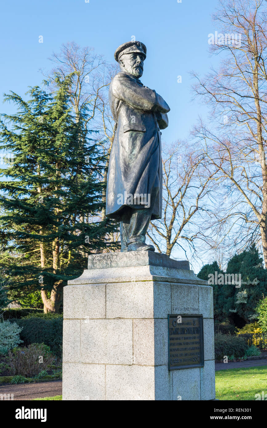 Grande statue en bronze du commandant Edward John Smith, capitaine du Titanic, dans la région de Beacon Park, Lichfield, Staffordshire Banque D'Images