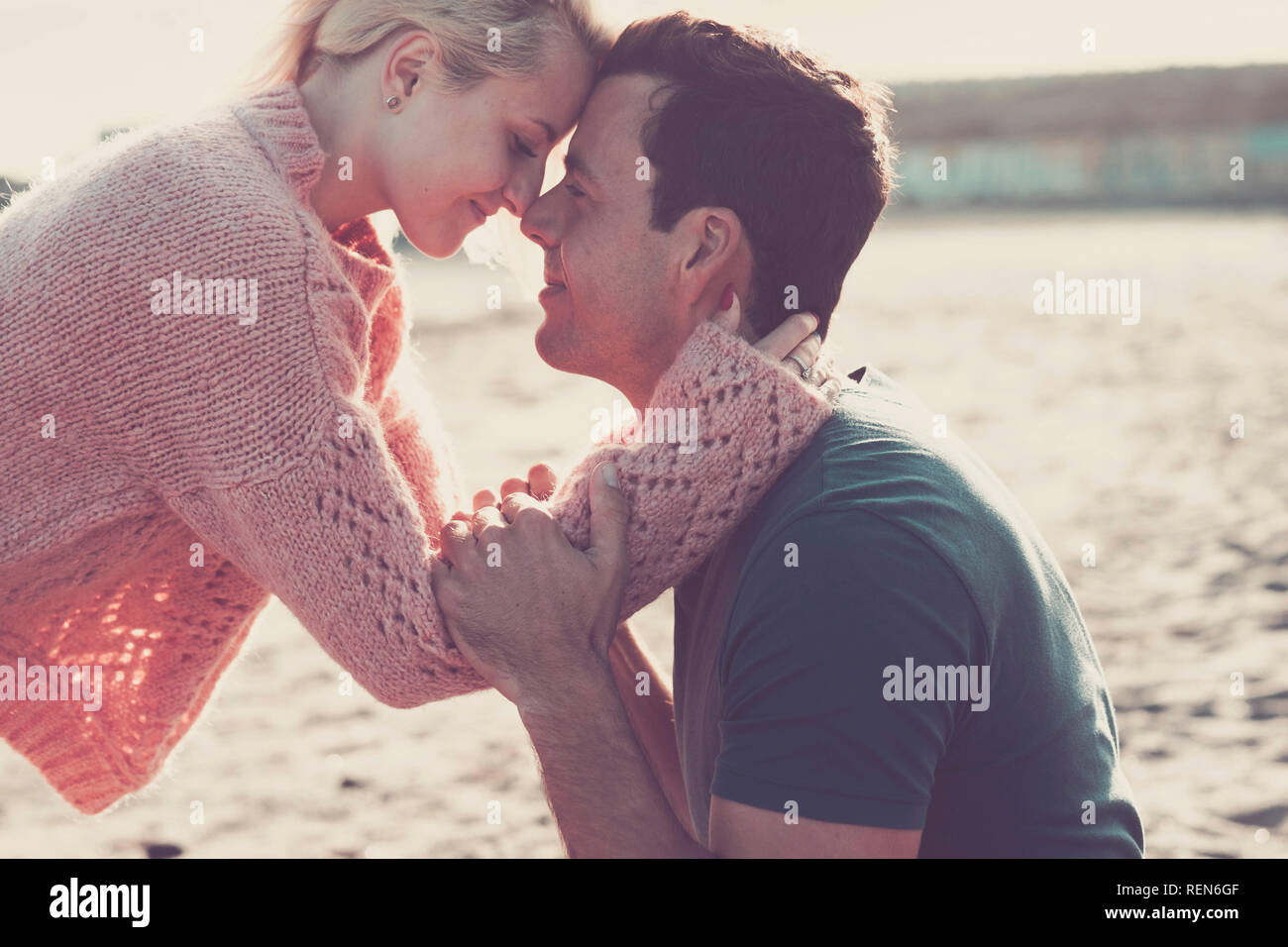 Couple De Plus Pres Dans Le Bel Amour Moment Ensemble Sentiment L Emotion Touch Nez Nez Et Calin Avec Passion Sunste Lumiere Dans L Arriere Plan Pour Golden Ro Photo Stock Alamy