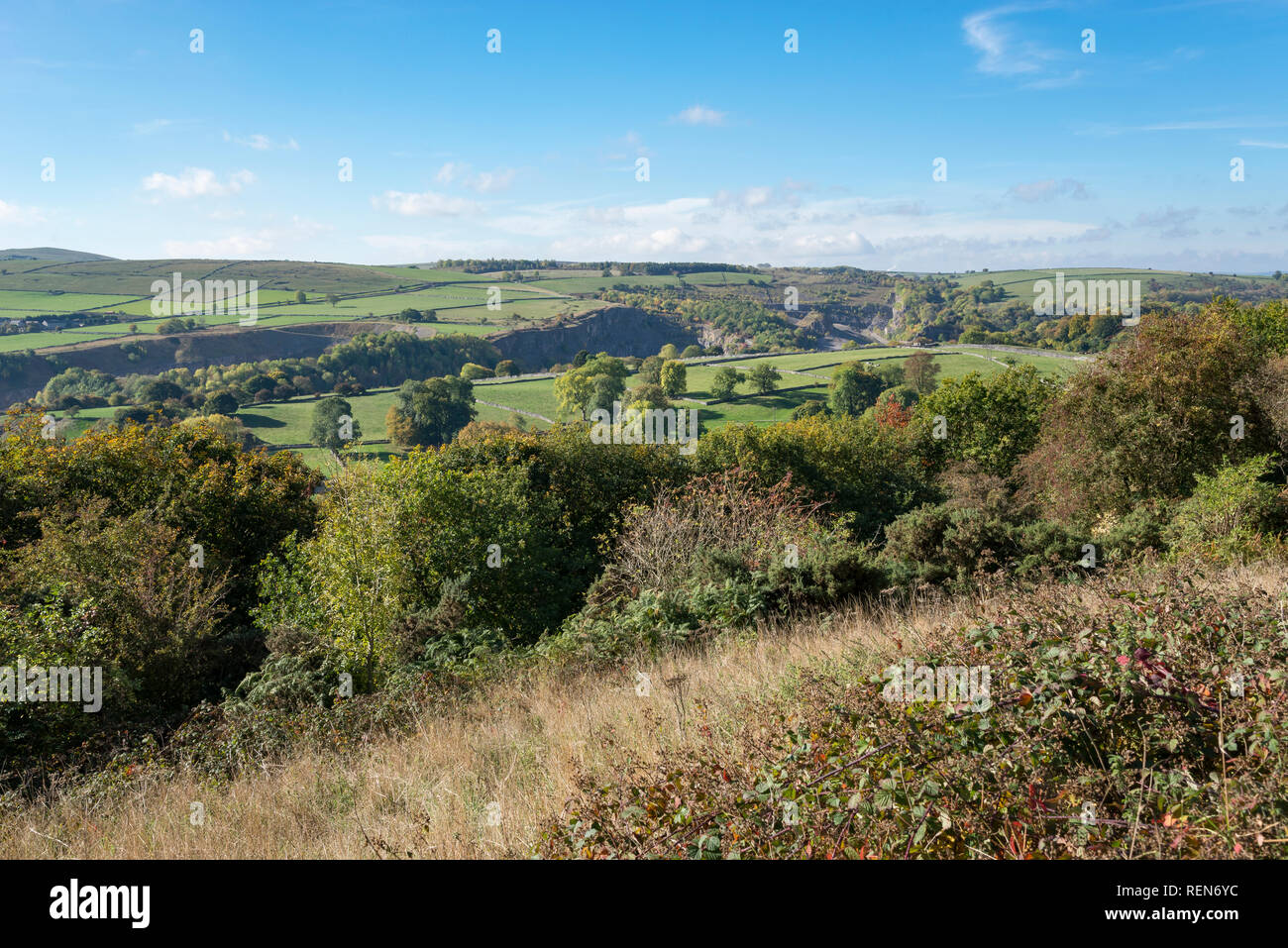 Vue du Derbyshire campagne depuis près de Eyam, Peak District, en Angleterre. Une journée ensoleillée d'automne. Banque D'Images
