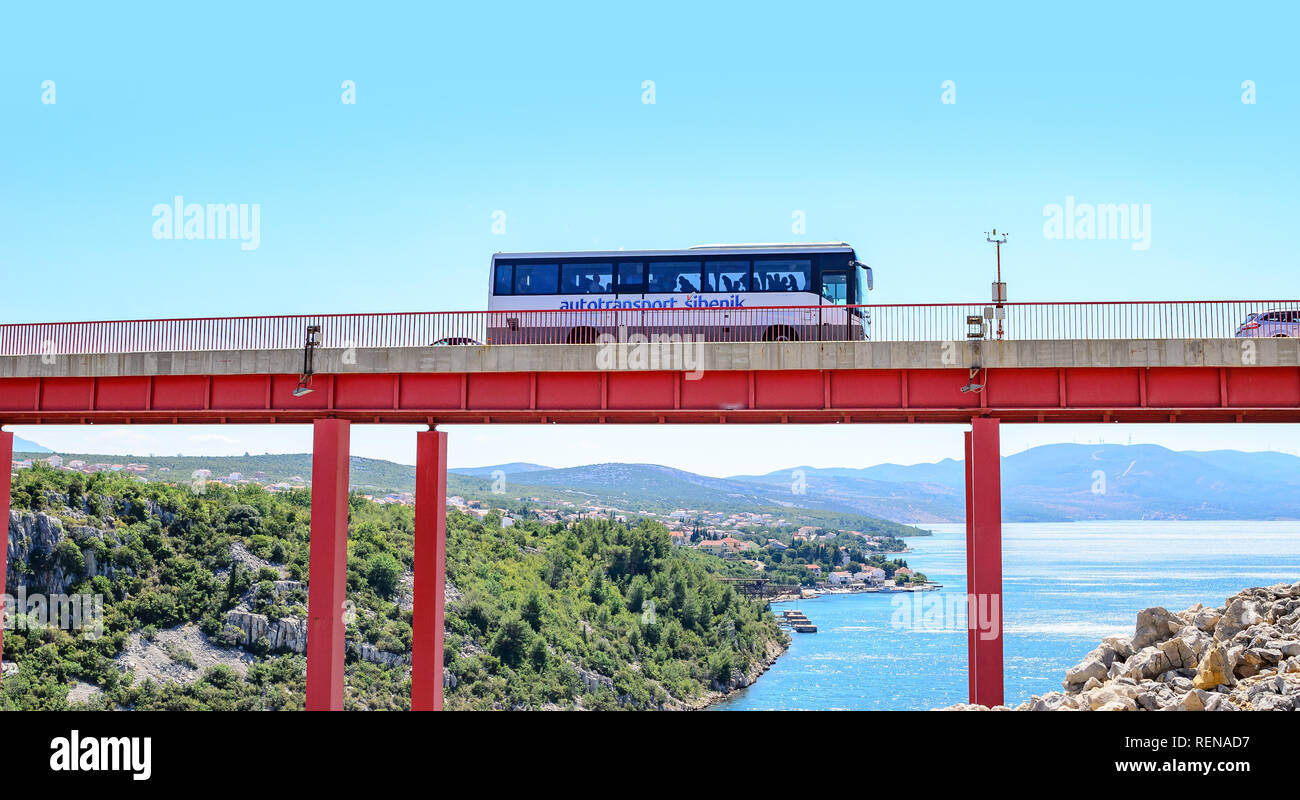 Le bus sur le pont situé au-dessus de la baie de la mer un jour d'été, près de Zadar, Croatie. Banque D'Images