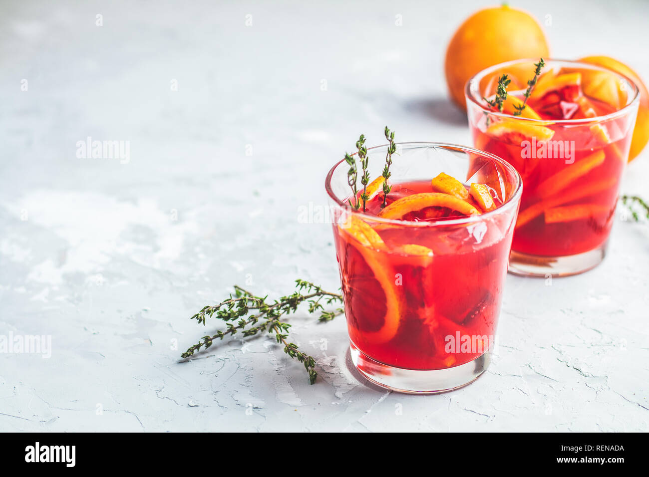 Orange sanguine Margarita cocktail avec de la glace et le thym sur fond de béton gris clair, copie d'épices, d'une faible profondeur de champ. Banque D'Images