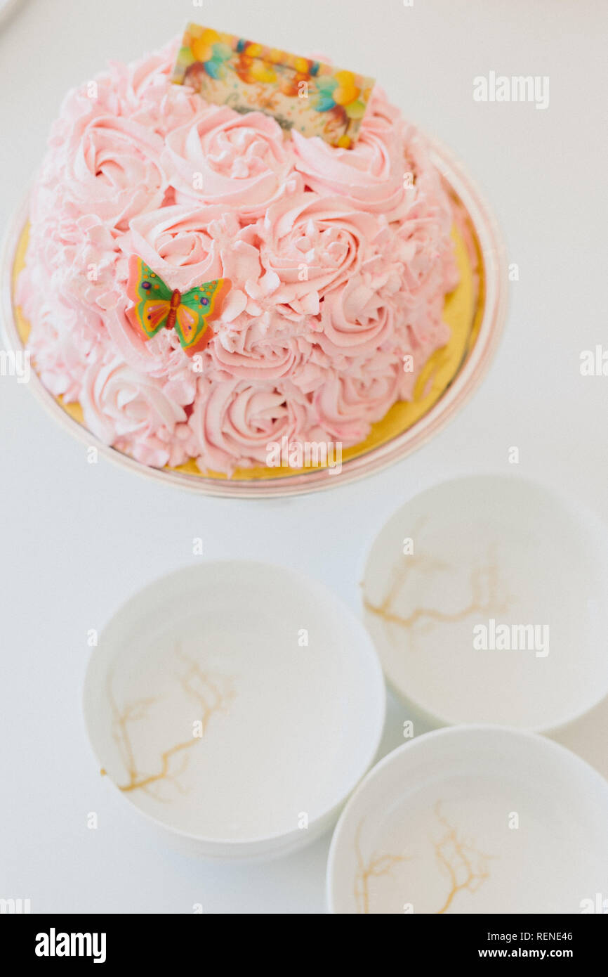 Gâteau d'anniversaire rose décoré de fleurs roses Banque D'Images