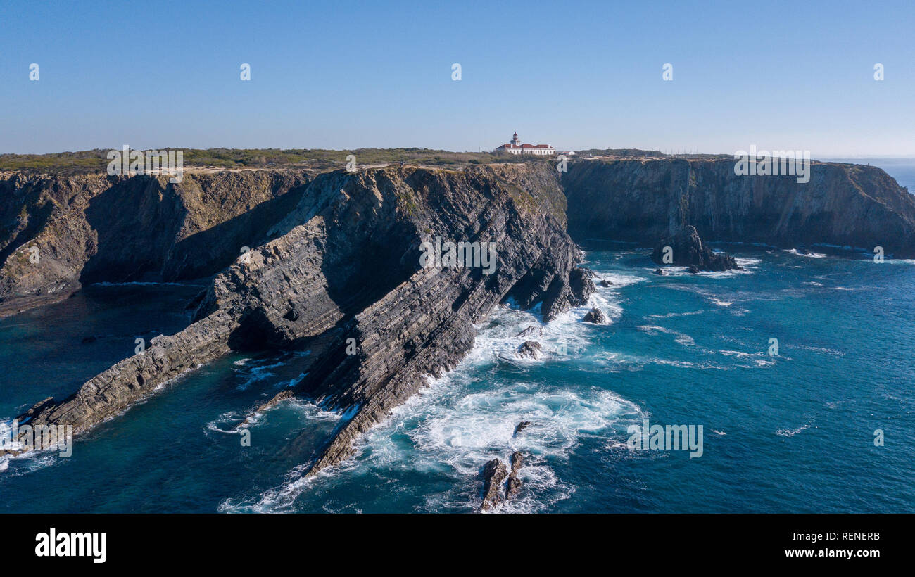 Vue aérienne de l'Cabo Sardao les falaises et les vagues de la côte atlantique du Portugal Voyages Nature Banque D'Images