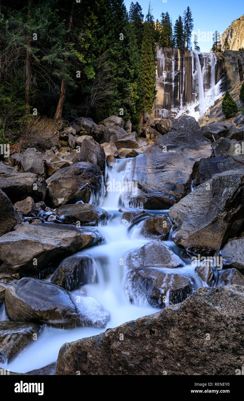 Chutes Vernal Yosemite National Park, Californie pendant la fermeture partielle du gouvernement des États-Unis ; où limted les services et les installations sont en place. Banque D'Images