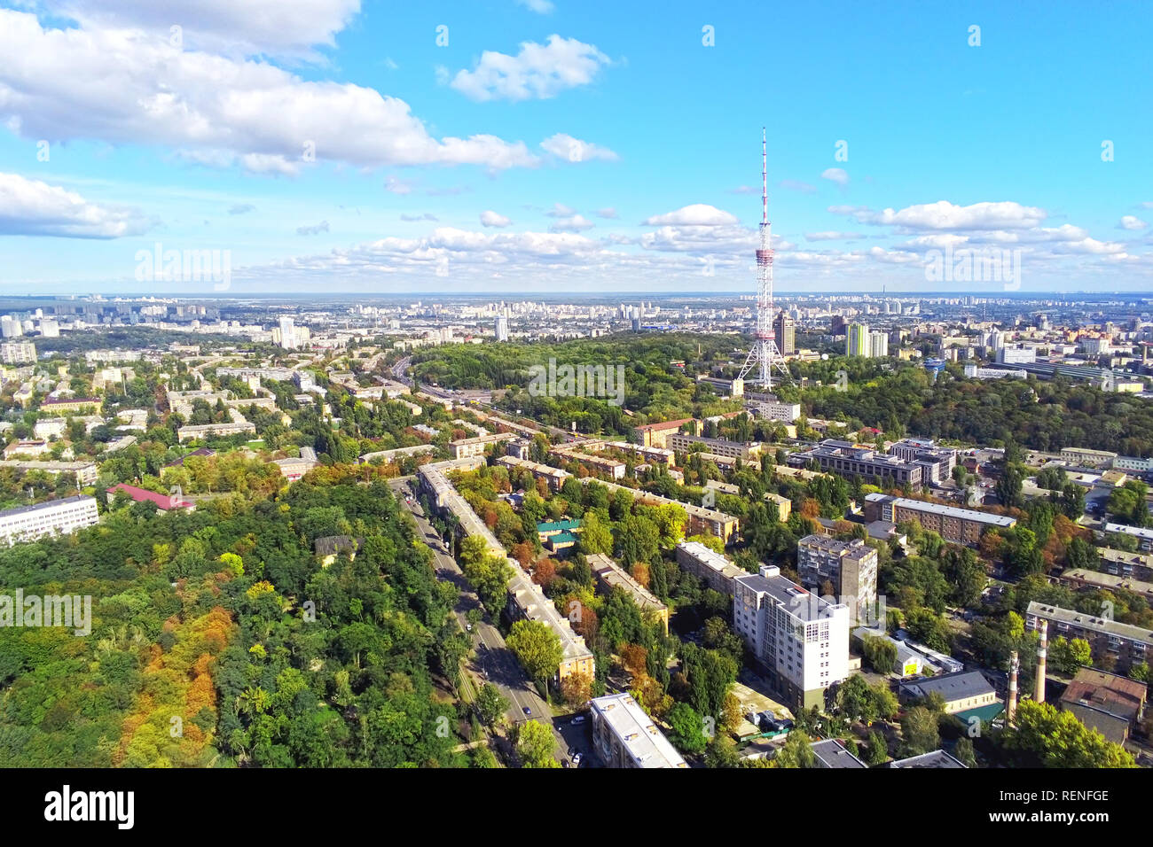 Vue aérienne de la ville de Kiev avec rues park et tour de télévision en acier haute contre le ciel bleu om journée ensoleillée Banque D'Images