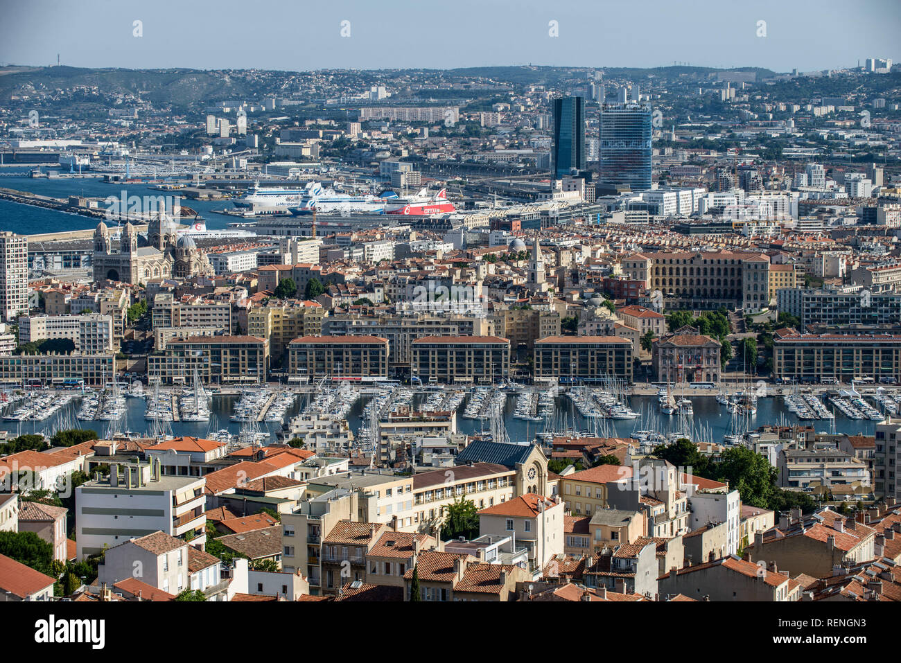 Marseille (sud-est de la France) : vue panoramique de la ville avec le Vieux Port, le port de commerce et le CMA CGM et la Marseillaise des tours dans le Banque D'Images