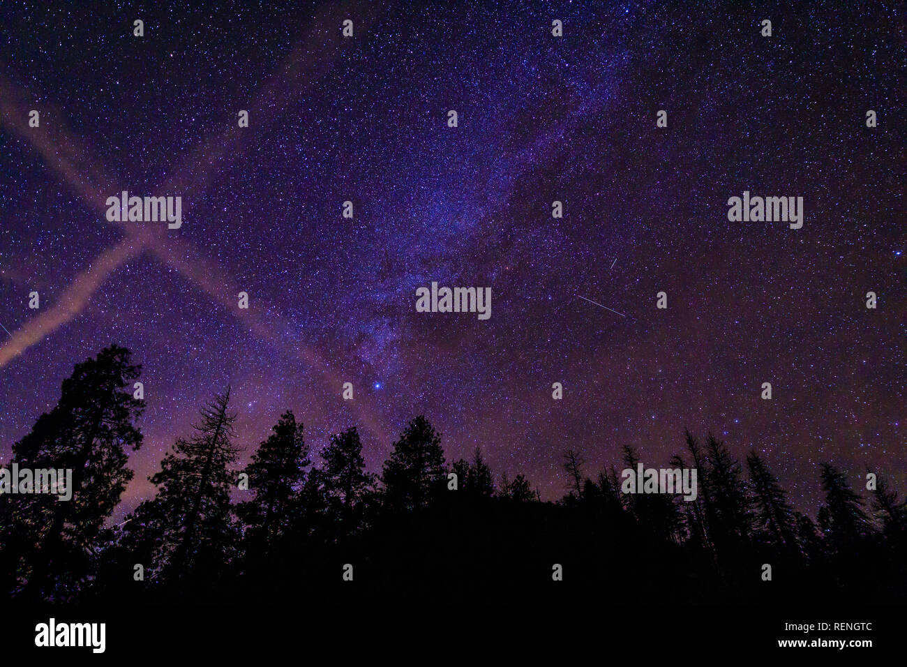 Les étoiles et la Voie Lactée illustrée de vue sur la vallée de Yosemite National Park, Californie pendant la fermeture partielle du gouvernement des États-Unis ; où limted serv Banque D'Images