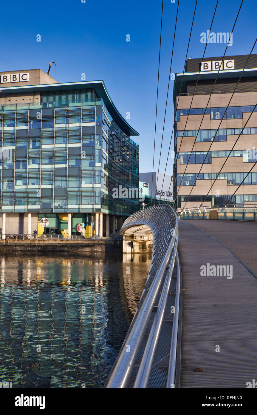 Media City passerelle sur la Manchester Ship Canal et la BBC, Salford, Greater Manchester, Angleterre Banque D'Images