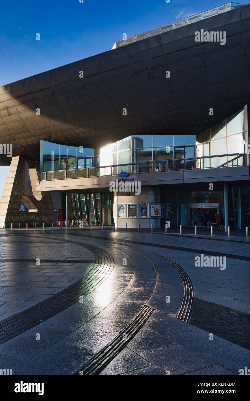 Le Lowry art gallery, complexe de cinéma et public plaza, Pier 8, les quais, Salford, Greater Manchester, Royaume-Uni Banque D'Images