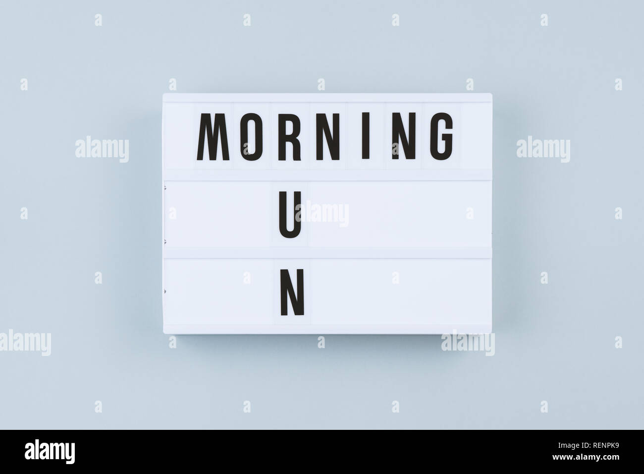 Texte de motivation sur boîte à lumière cinématographique JOGGING sur fond gris, mise à plat, vue du dessus. Le style de vie sain concept minimal Banque D'Images