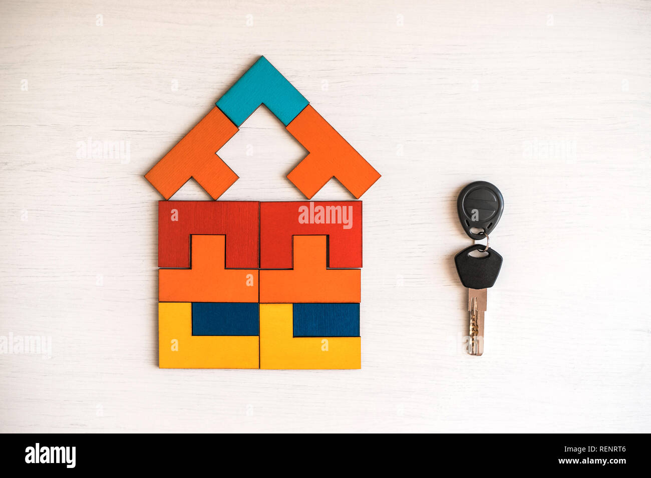 Maison modèle de puzzle en bois avec clé. Banque D'Images