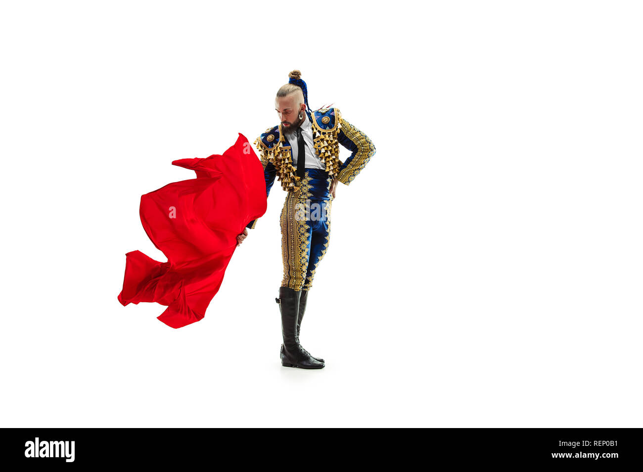 Torero en costume bleu et or ou torero espagnol typique isolated over white background studio. La mégère, l'atteinte de l'objectif, la mortification, conquête, patron, leadership, bataille, win, concept gagnant Banque D'Images