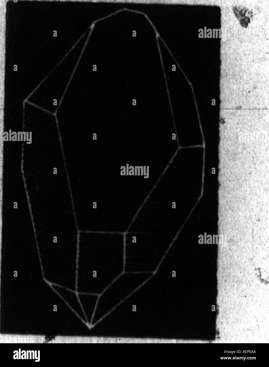 . ÃlÃ©ments de minÃ©ralogie, gÃ©ologie de et de botanique [microform]. MinÃ©ralogie ; GÃ©ologie ; botanique ; la minéralogie, la géologie, la botanique. Fig. 33. ^ jClivage¨Ã peu prÃ s nulle. Note the conchoÃ¯dale. Tmns- parent ou translucide. Lit rÃ©partie positive. Pola ris-^tion rotatoire. Eclat vitreux, rÃ©sineux. Couleur variÃ bl moy.-7.0.^ Den8.-2,5 Ã 2.8. Infusible au chalumeau. Insoluble dans tous les acides, sauf l'acide Puorhydrique. Fondu avec Ja soude, bouillonne et donne un verre clair. Le Quartz renferme souvent |de8 cavitÃ©s -pleines de e&amp;z ou de difiTÃ©rente liquides. Composition.âAcide Banque D'Images