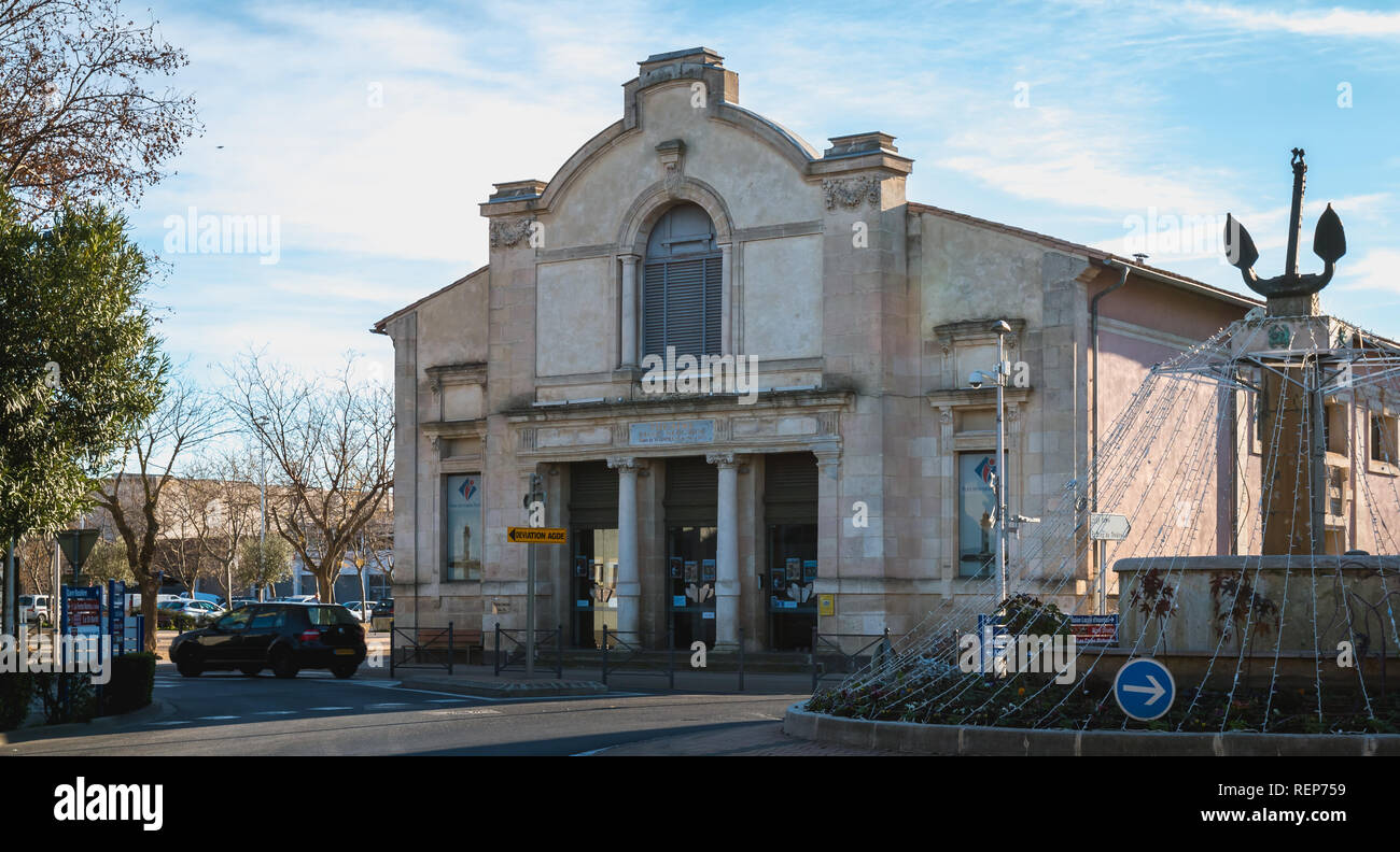 Marseillan, France - 30 décembre 2018 : des détails architecturaux du théâtre Henri Maurin dans le centre historique de la ville par une journée d'hiver Banque D'Images