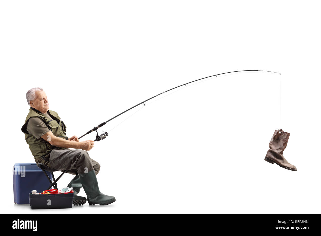 Longueur totale d'un pêcheur sur une chaise avec un vieux coffre sur la  canne à pêche isolé sur fond blanc Photo Stock - Alamy