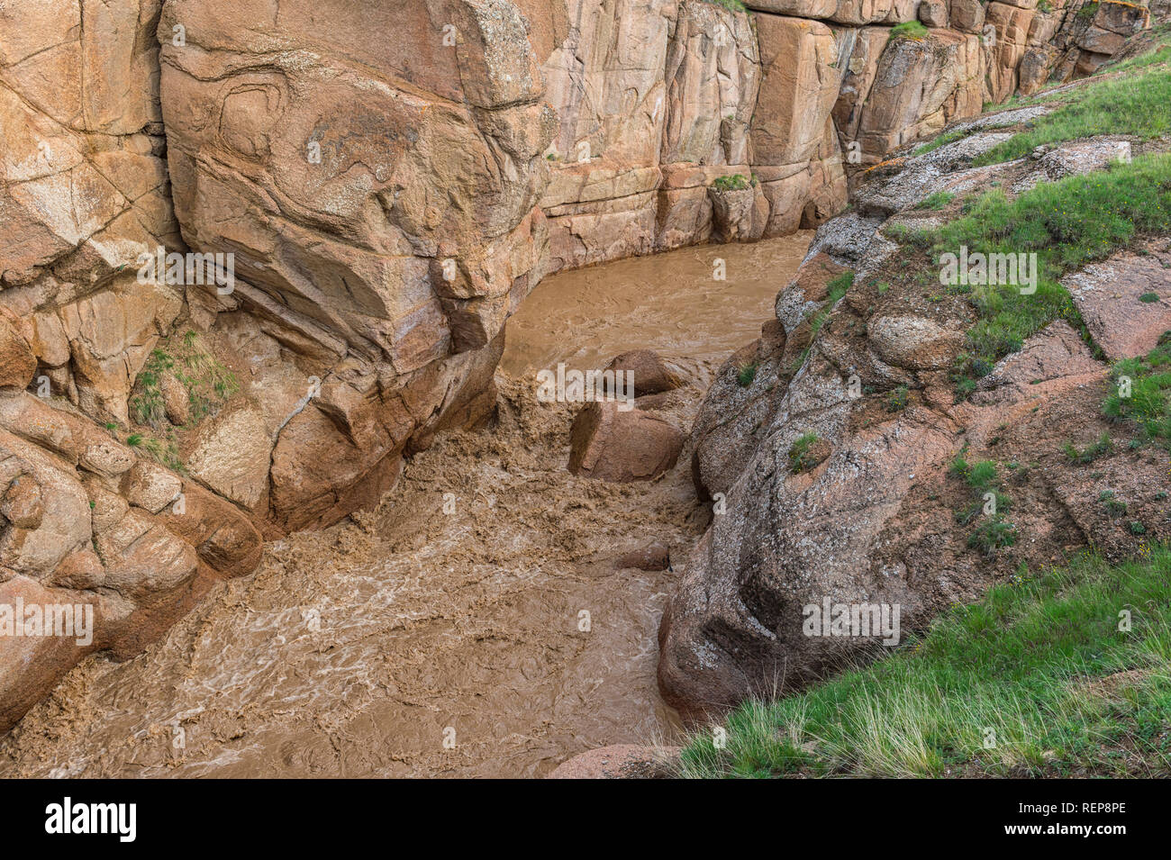 Rivière de montagne boueuse en passant par un canyon étroit, province de Naryn, Kirghizistan Banque D'Images