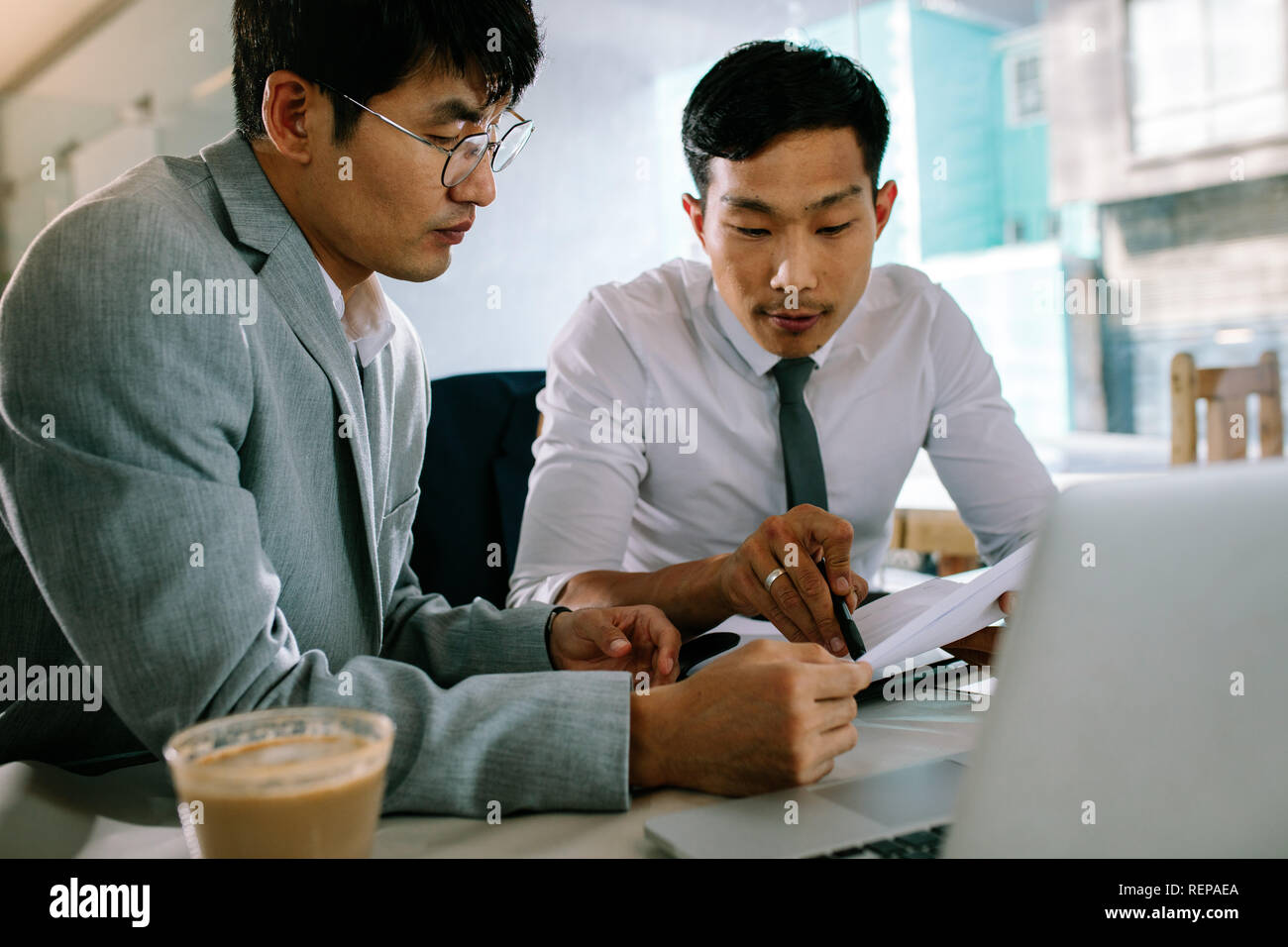 Deux personnes travaillant ensemble dans un café. Business café tableau analysant quelques formalités administratives. Banque D'Images