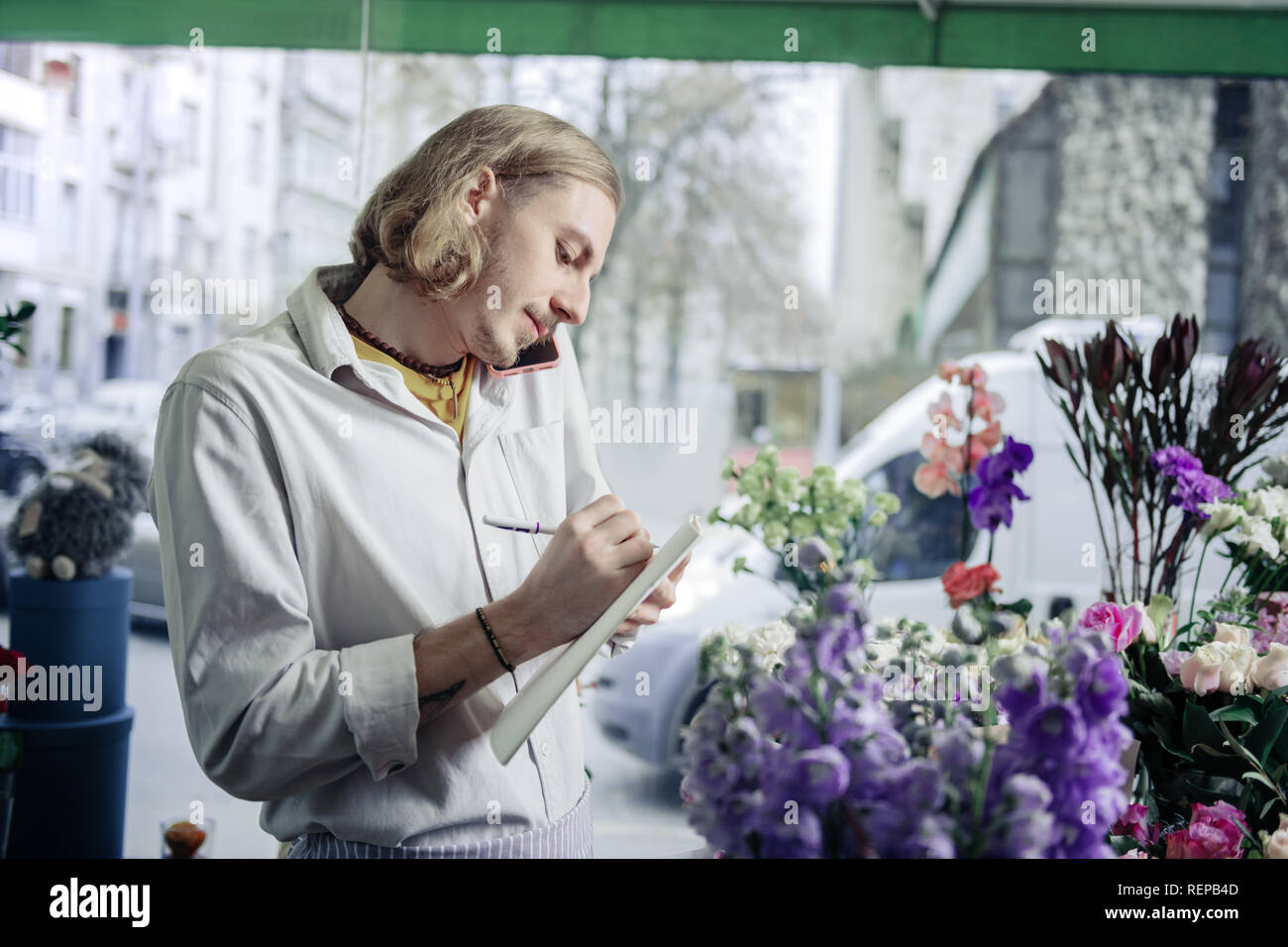 Photo du profil de l'homme attentionné que prendre des notes Banque D'Images