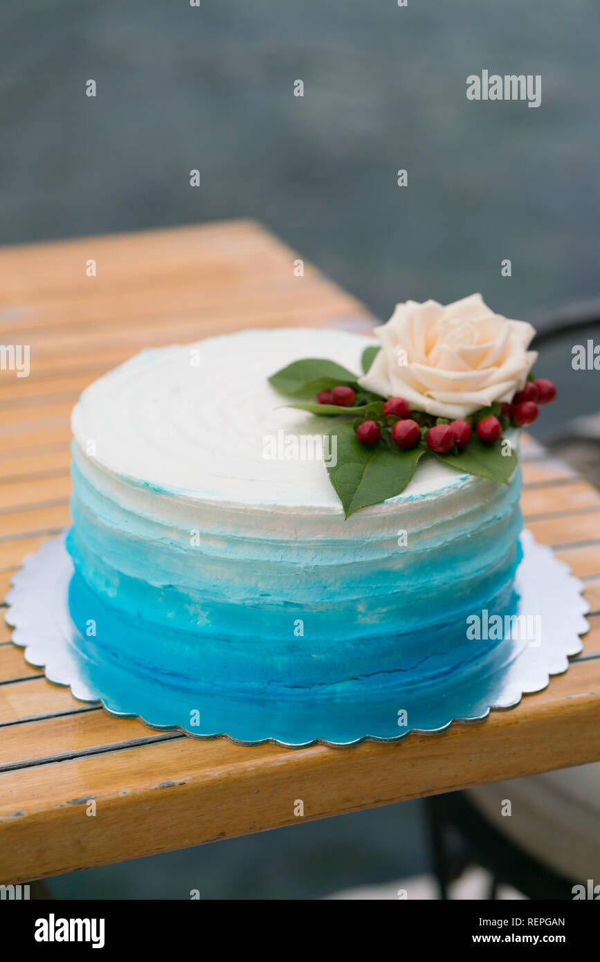 Gâteau de mariage fait maison à blanc dégradé bleu Banque D'Images