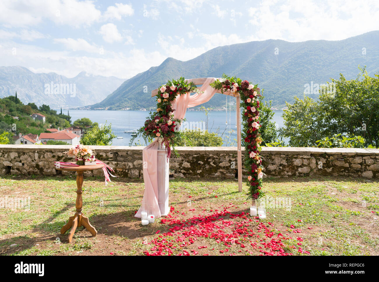 Arch ornée de fleurs fraîches pour une cérémonie de mariage Banque D'Images