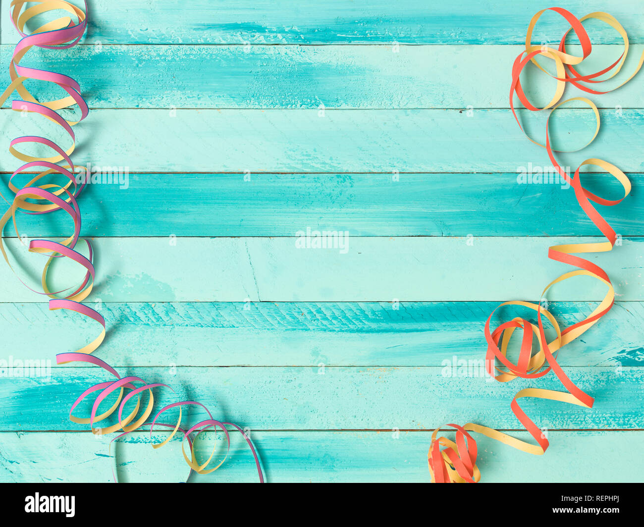 Carnaval turquoise background avec donuts et articles de carnaval Banque D'Images