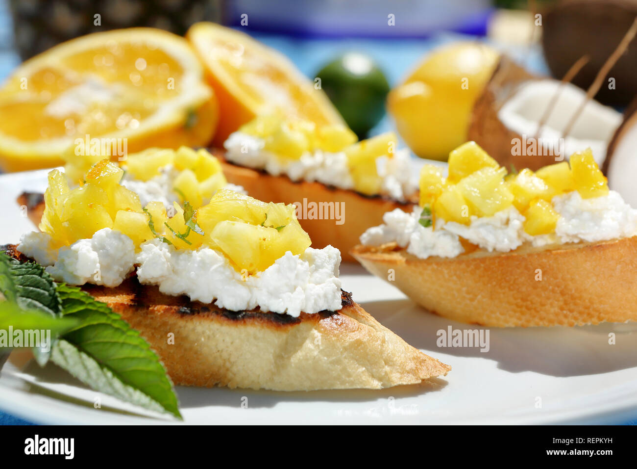 Tosts avec du fromage cottage et de l'ananas sur une plaque Banque D'Images