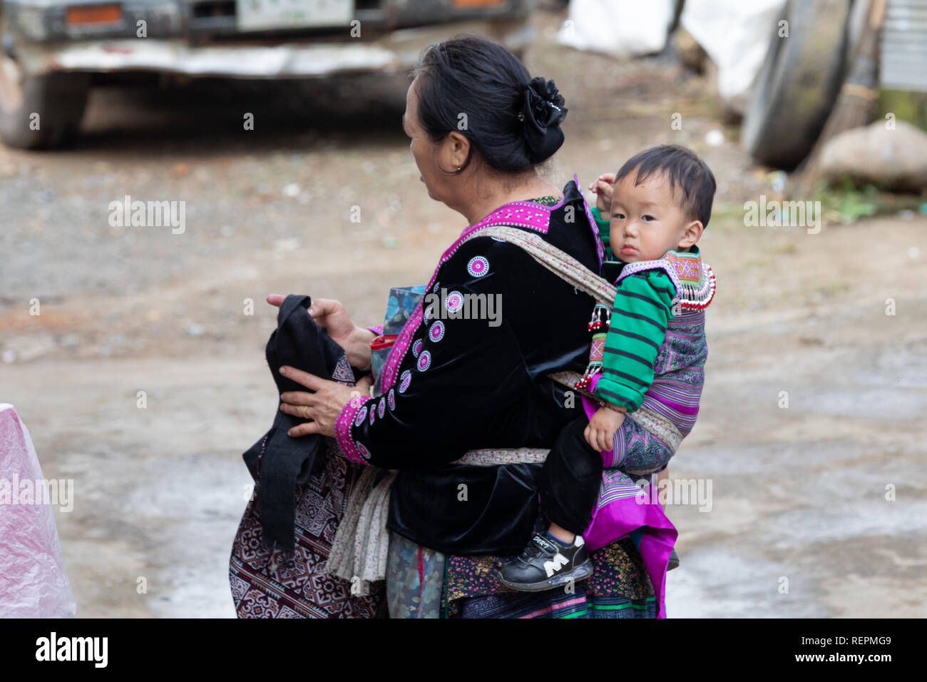 Mère Hmong en Thaïlande avec enfant dans le dos Banque D'Images