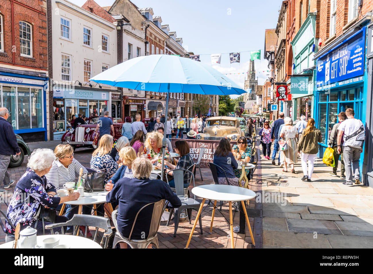 Des foules de touristes dans le Westgate Street pendant le Festival Rétro va Gloucester en août 2018, Gloucester, Gloucestershire UK Banque D'Images