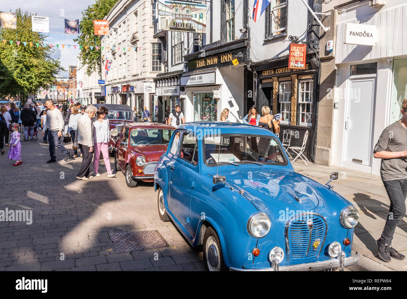 Voitures anciennes en exposition à Northgate Street pendant le Festival Rétro va Gloucester en août 2018, Gloucester, Gloucestershire UK Banque D'Images