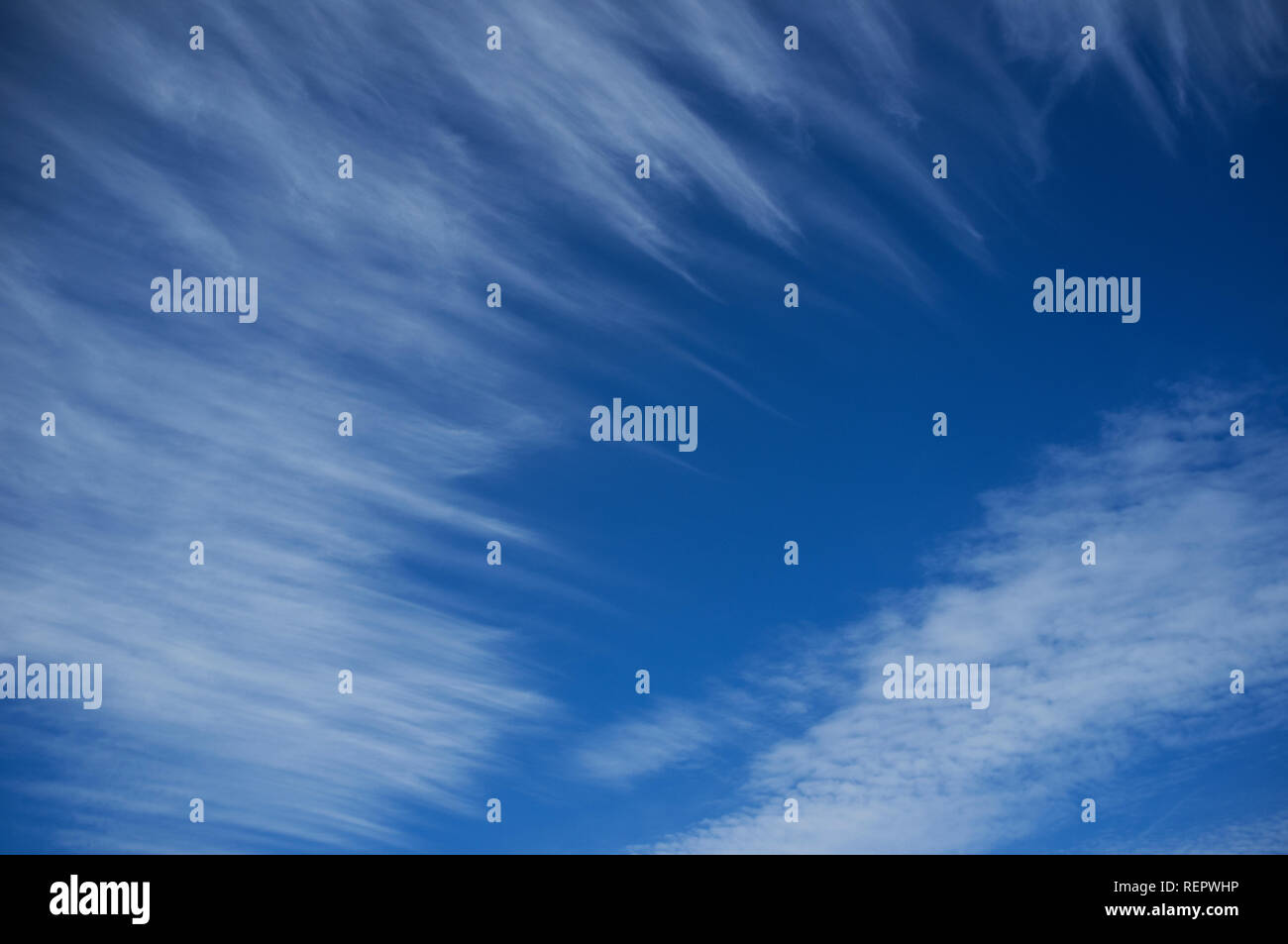 Formations nuageuses dans un ciel bleu au-dessus de la côte du Devon du Sud au printemps. Beesands, Royaume-Uni Banque D'Images
