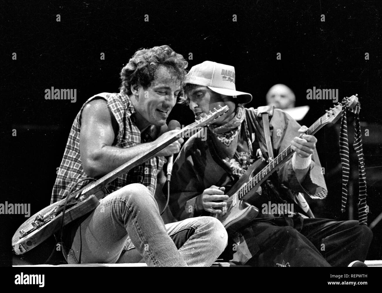 Bruce Springsteen et Nils Lofgren effectuant au Cotton Bowl de Dallas Tx USA 1985 photo de Bill belknap Banque D'Images