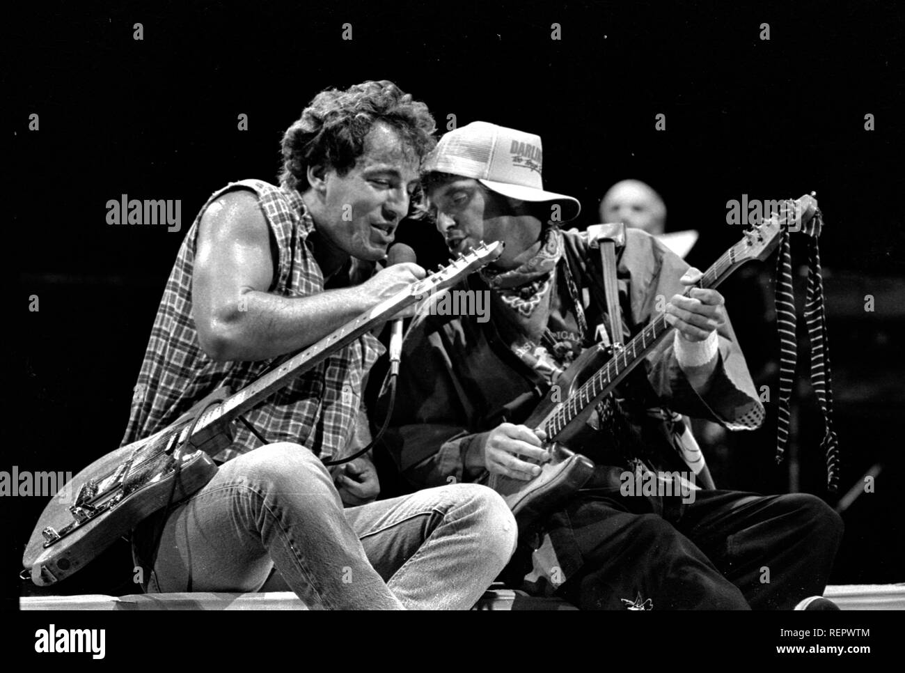 Bruce Springsteen et Nils Lofgren effectuant au Cotton Bowl de Dallas Tx USA 1985 photo de Bill belknap Banque D'Images