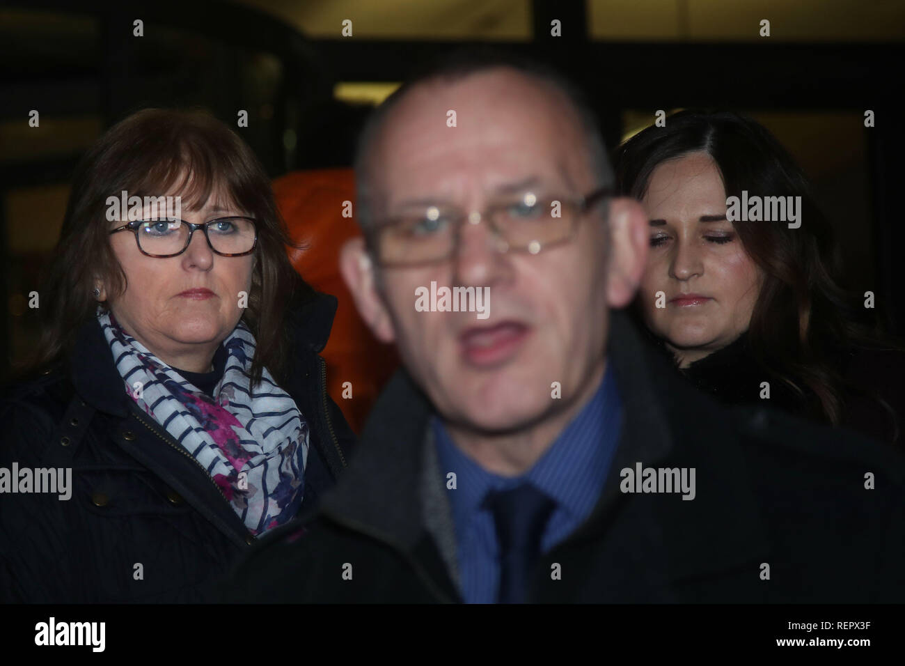 La Famille Brown La Mère La famille de Charlotte Brown, (de gauche à droite) mère Roz Wickens, père  Graham Brown et sa soeur Katie, qui est mort à la suite d'un accident de  bateau sur la Tamise,