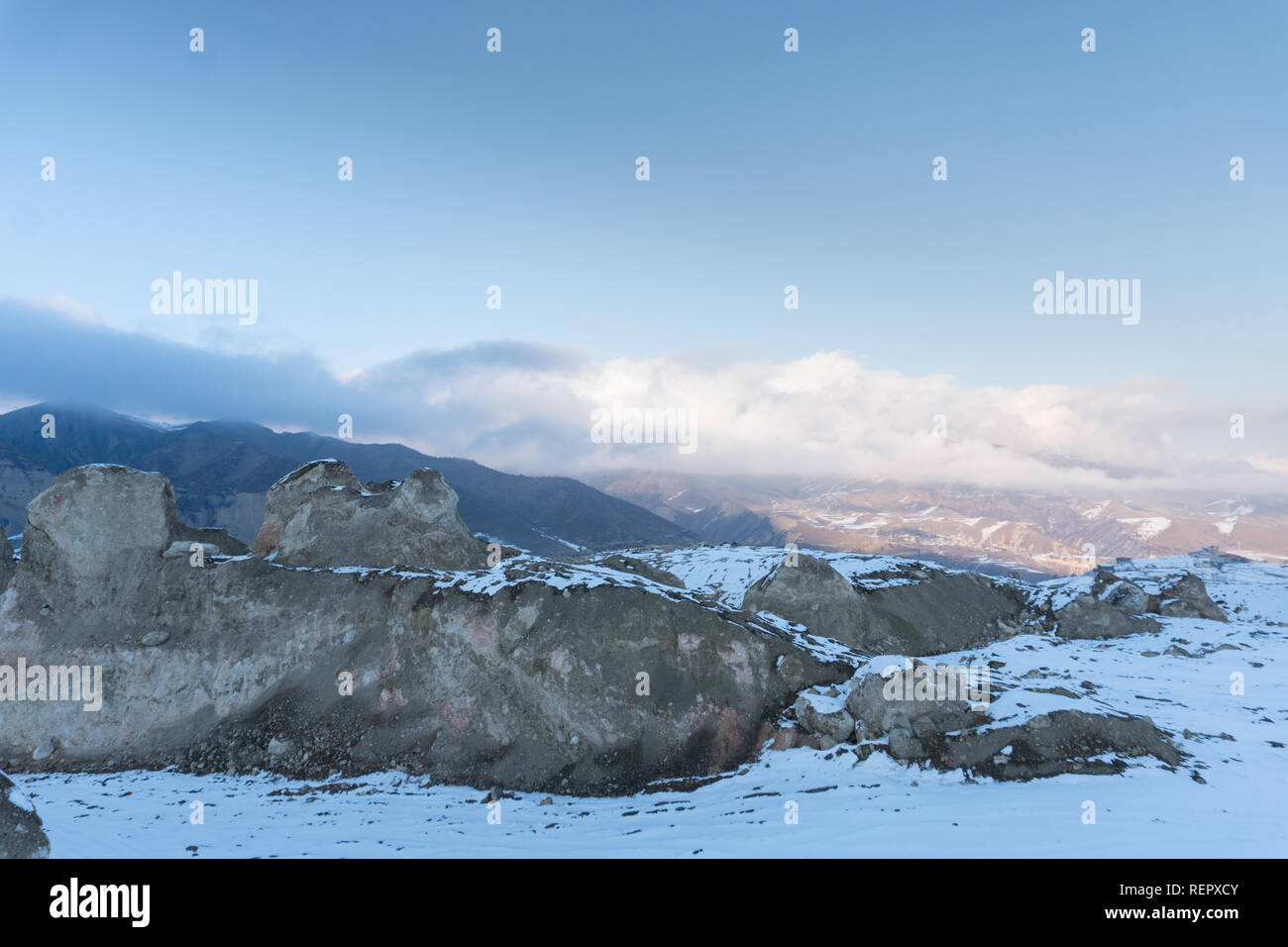 Lors d'une montagne enneigée en crête. La moitié de la gamme de montagne couverte de neige. Banque D'Images