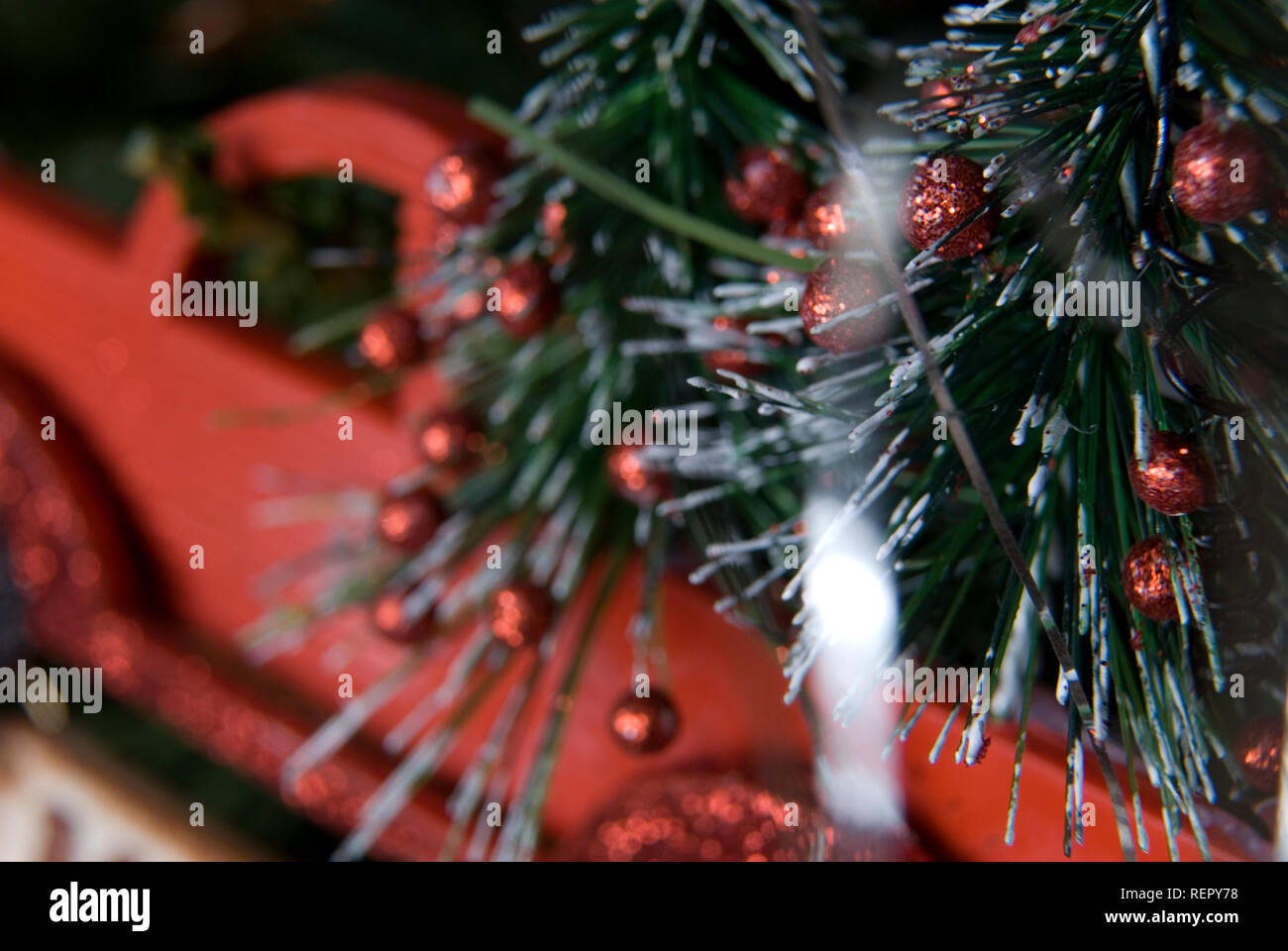Vieux camion Christmas ornament hanging on tree, USA. Banque D'Images