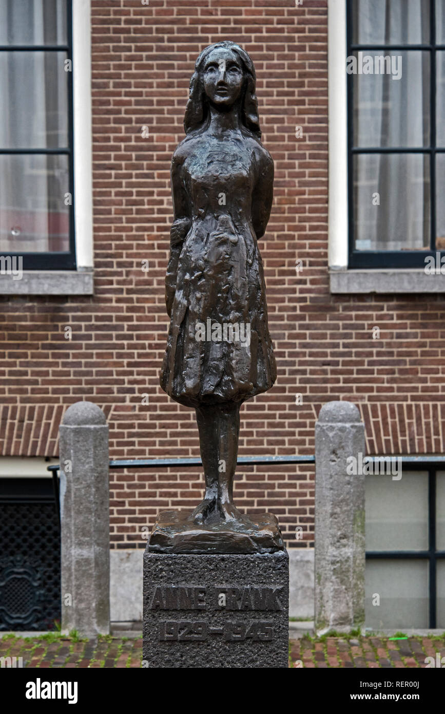 Statue d'Anne Frank à l'extérieur de la Westerkerk et à proximité de la maison d'Anne Frank à Amsterdam dans le Pays-Bas. Banque D'Images