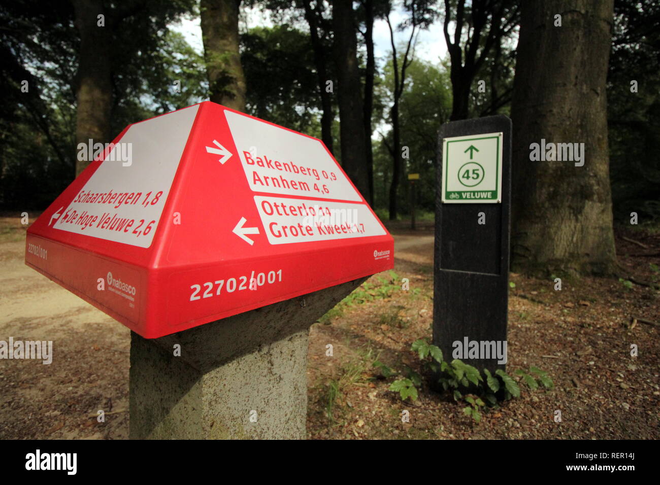 Arnhem, Pays-Bas - 16 juin 2018 : Rouge néerlandais Anwb location panneau pour les pistes cyclables et un panneau vert numérotés pour les randonnées à vélo Banque D'Images