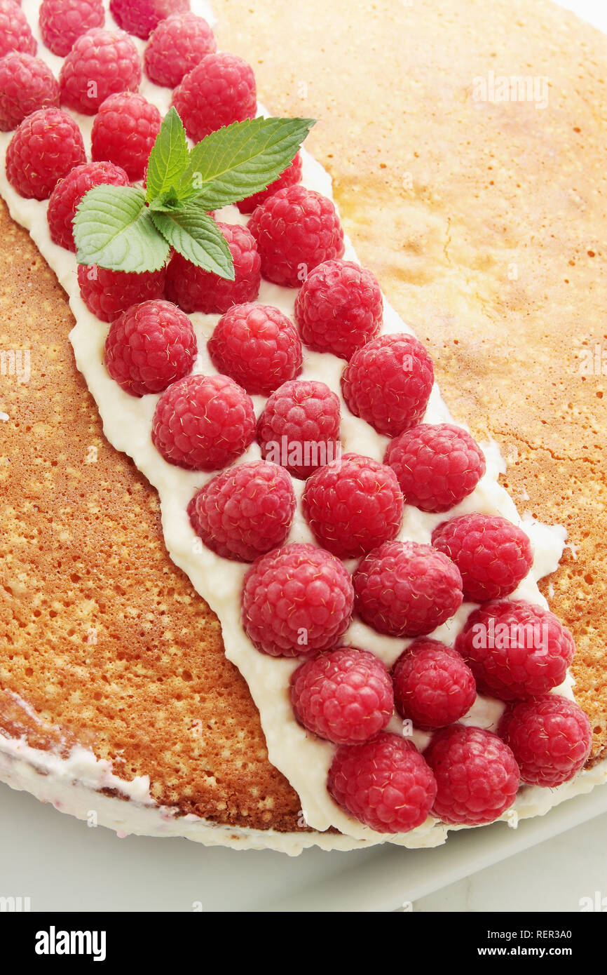 Gateau Eponge Avec De La Creme Et Framboise Photo Stock Alamy
