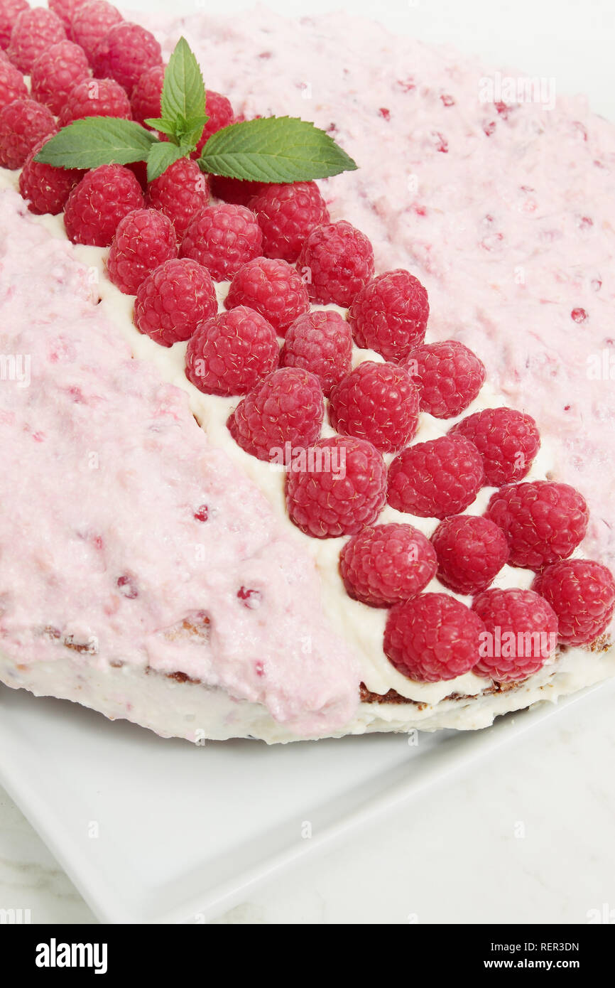 Gateau Eponge Avec De La Creme Et Framboise Photo Stock Alamy