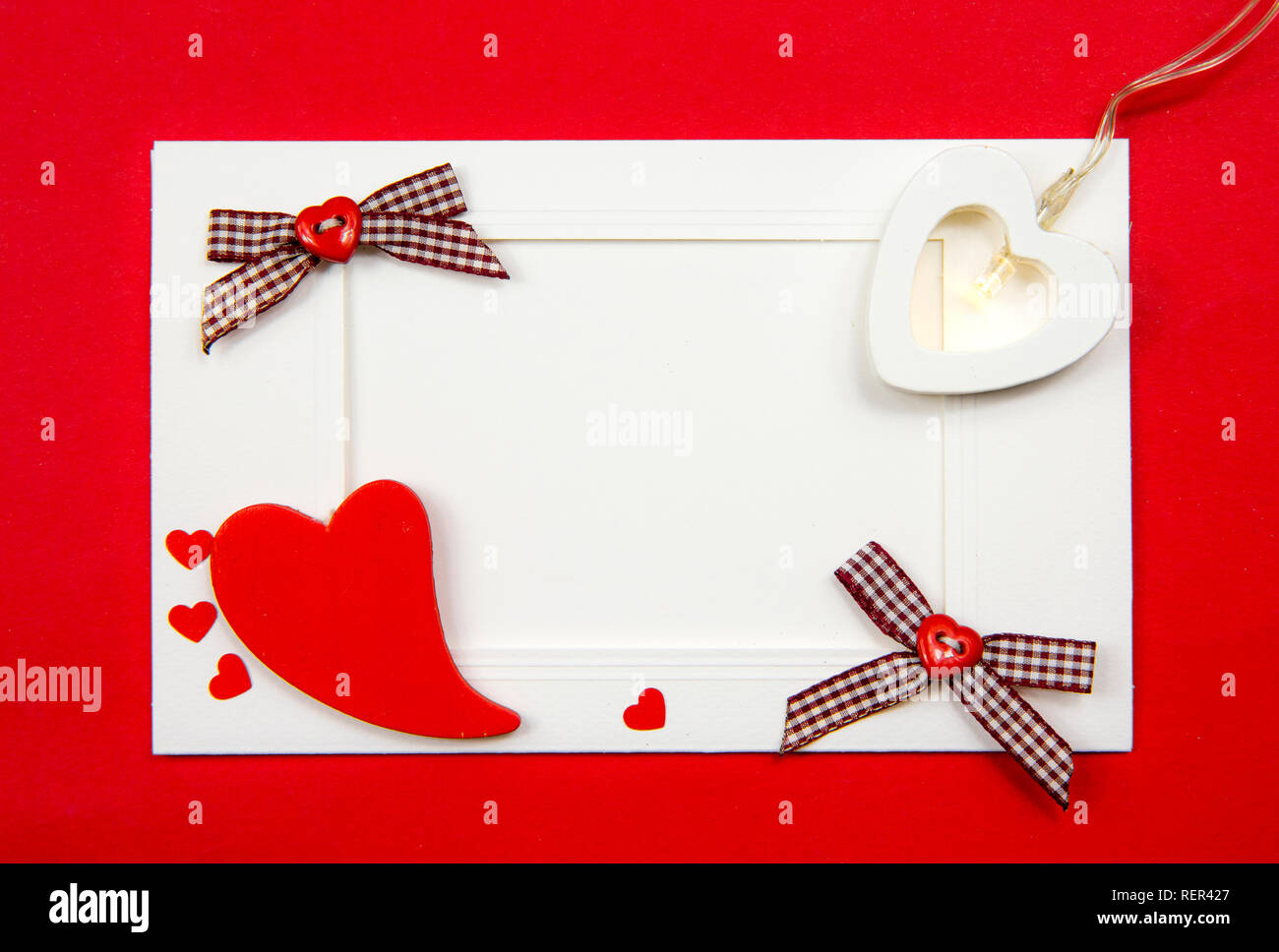 Style blanc rouge vintage vide Saint-valentin carte postale avec copie vierge de l'espace, remplir le texte vous-même. Carte de voeux Commercial arrière-plan. Banque D'Images