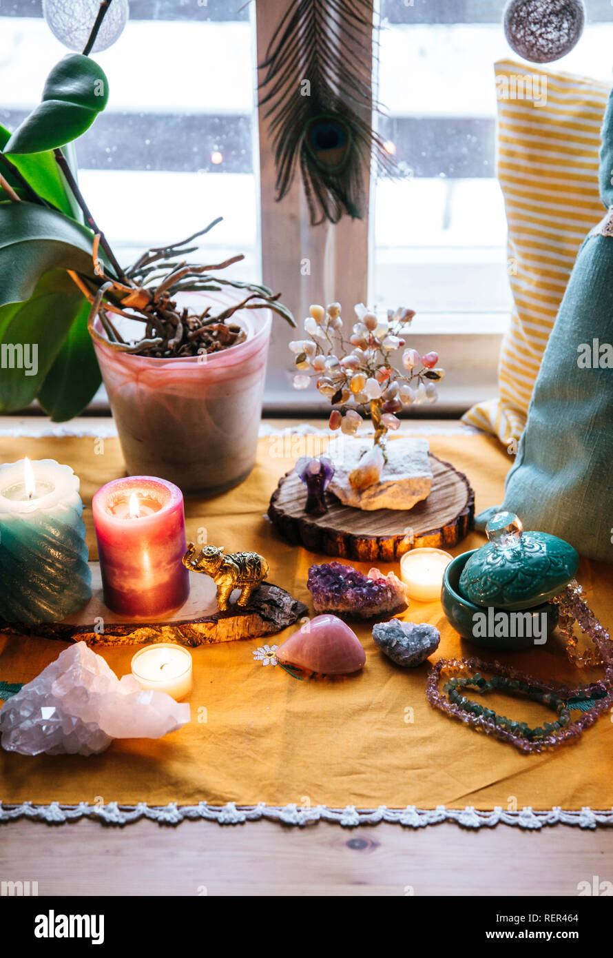 Thème nature Feng Shui autel à la table et sur l'appui de glace. L'élément de la terre( le cristal de roche grappes), élément en bois( bois discs), élément feu Banque D'Images