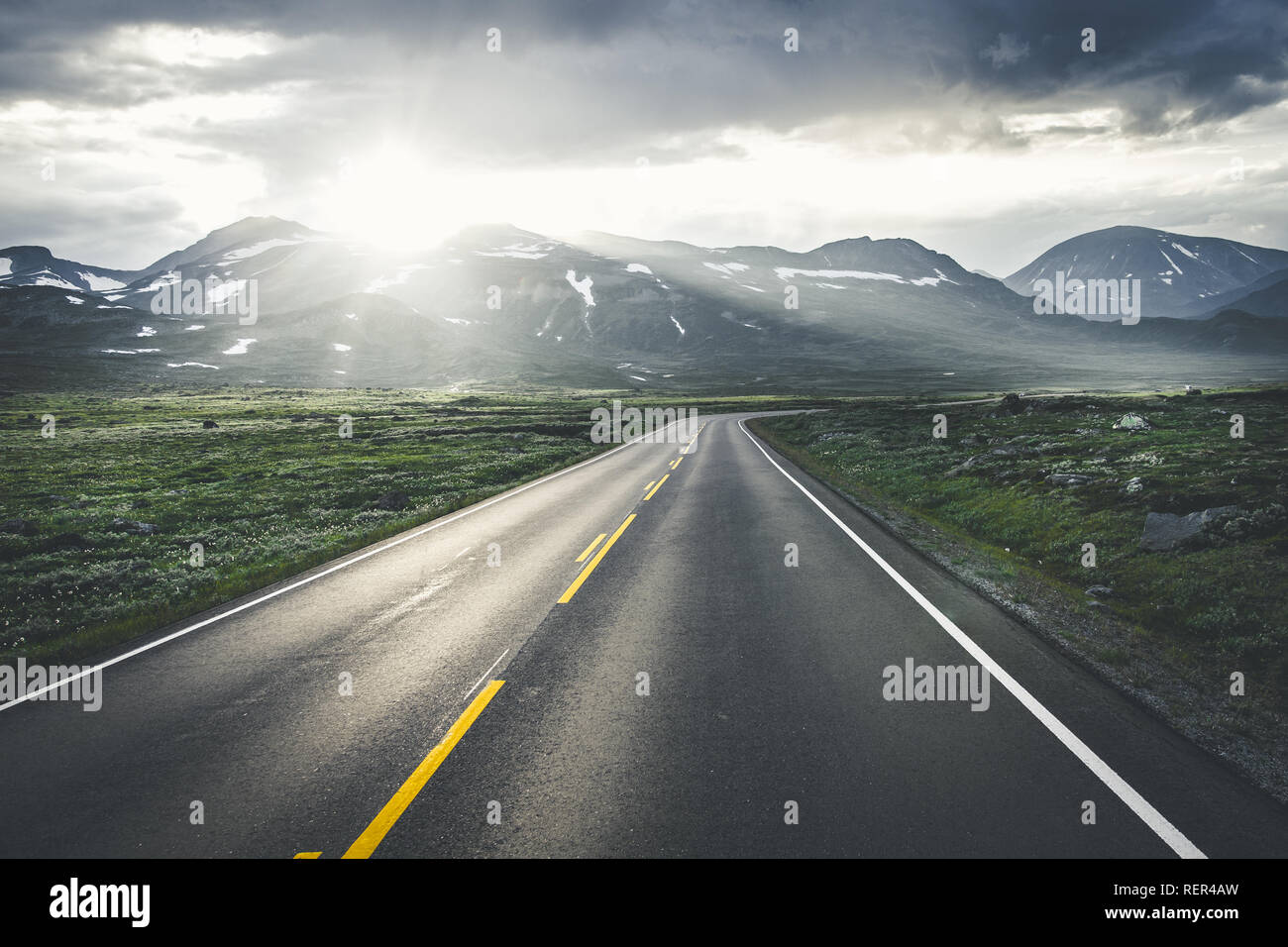 Une route sans fin strething quelque part en Norvège Banque D'Images