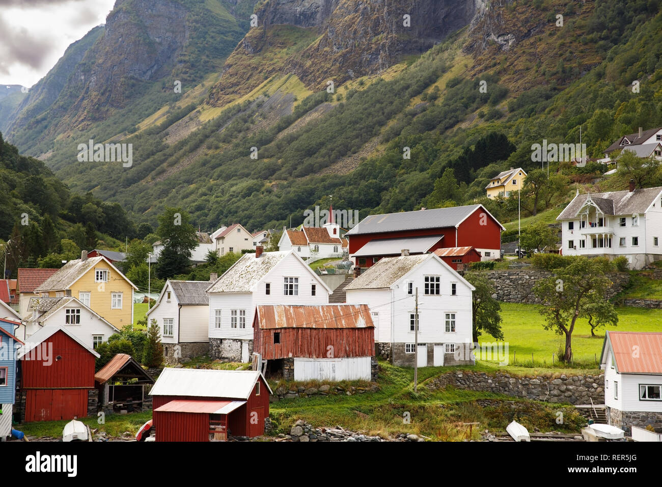 Maisons en bois traditionnel dans le village norvégien. Banque D'Images