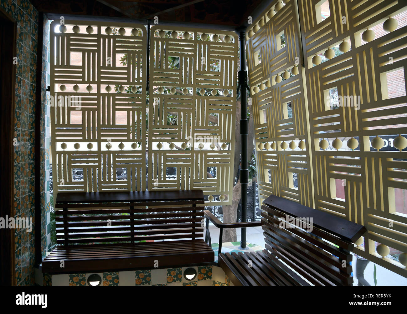 Casa Vicens, construit de 1883 à 1885. Premier projet de l'architecte Gaudí. Les stores et des bancs dans le balcon de la façade ouest. Banque D'Images