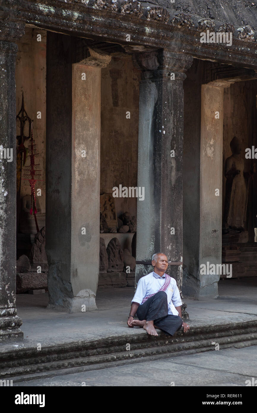 Se reposant dans l'ombre : Preah Poan (La Galerie des Mille Bouddhas), Angkor Wat, Siem Reap, Cambodge Banque D'Images