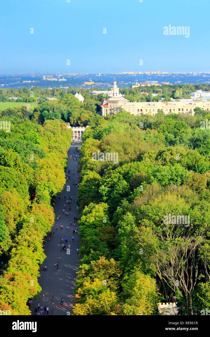 Vue du parc de la ville de bird's eye view. Les gens ont un repos dans le parc Gorky à Kharkiv en été. Vue d'en haut. Les gens se détendre dans city park Banque D'Images