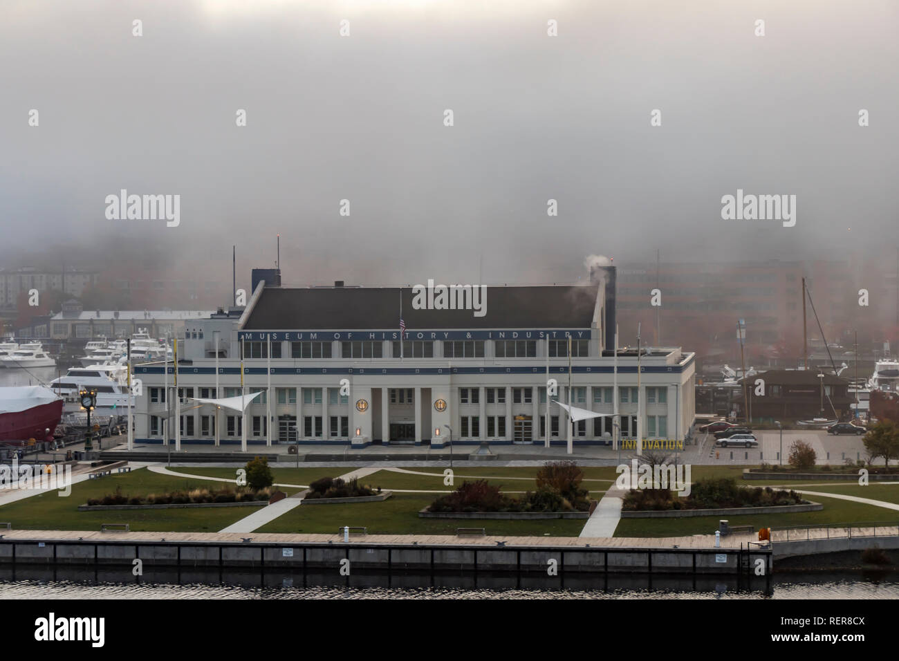 Seattle, Washington, USA - 27 octobre 2018. Lake Union et le Musée d'histoire et de l'innovation sur un matin d'automne brumeux. Banque D'Images Seattle, Washington, USA - 27 octobre 2018. Lake Union et le Musée d'histoire et de l'innovation sur un matin d'automne brumeux. Banque D'Images